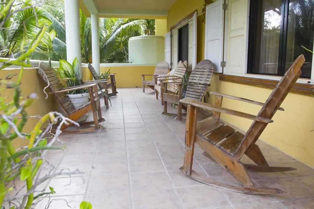Sea Eye Hotel - Tropical Building Utila Exterior photo