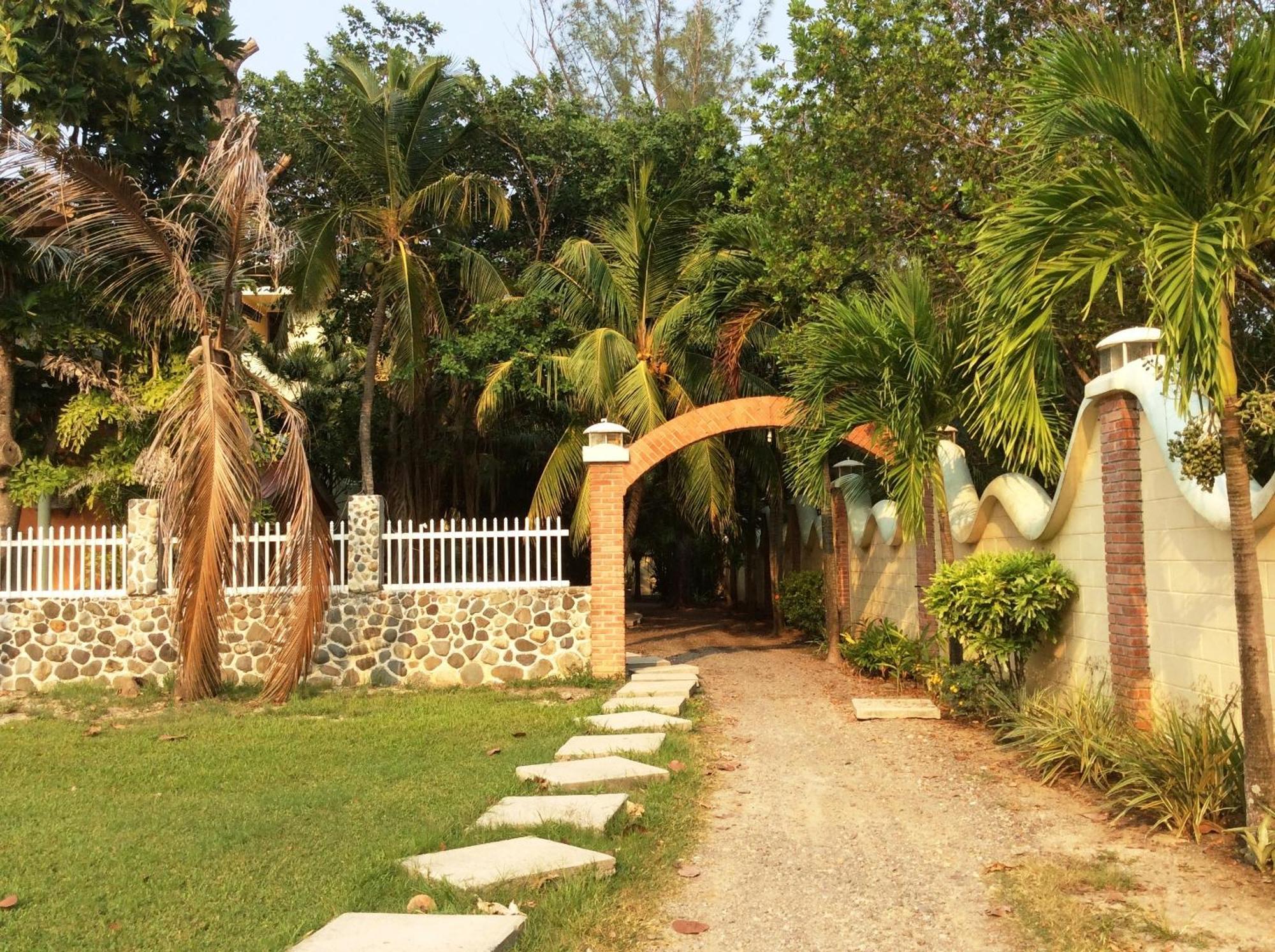 Sea Eye Hotel - Tropical Building Utila Exterior photo