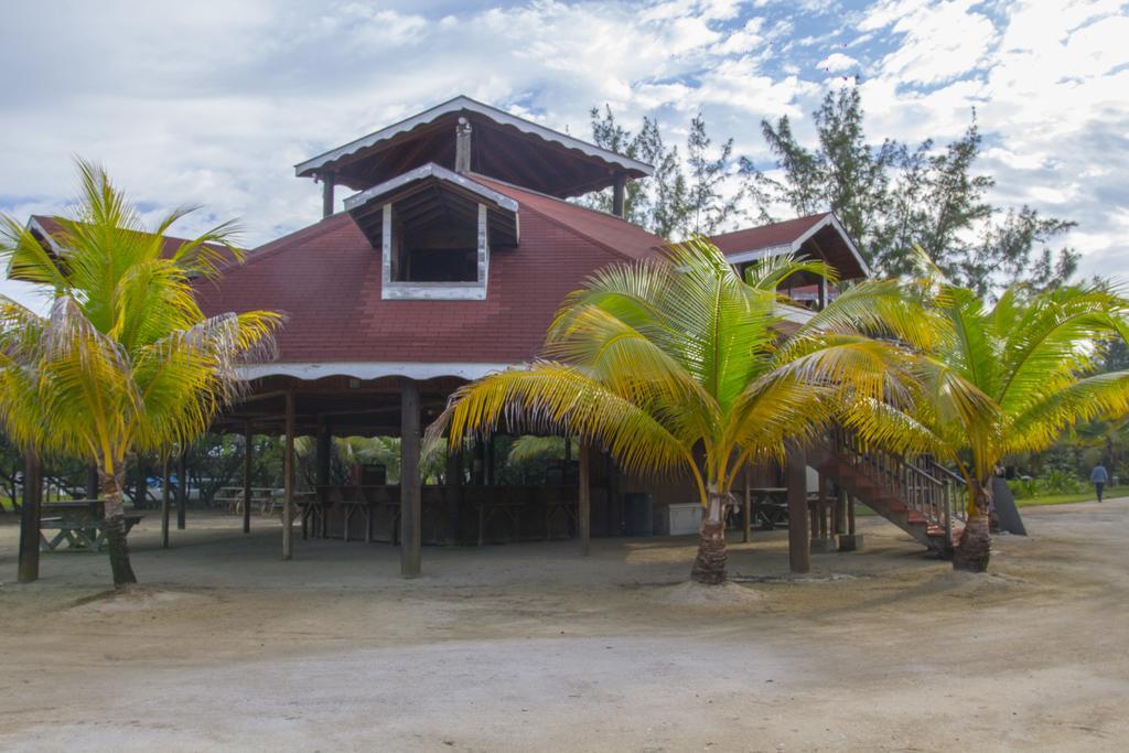 Sea Eye Hotel - Tropical Building Utila Exterior photo